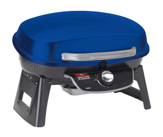 Landmann, Grill Chef, compatto barbecue a gas. Largo 50 cm, chiudibile, con piedini retraibili; il bruciatore è di acciaio inox, la griglia offre uno spazio di cottura di 45,5 cm. Coperchio smaltato, 6 kg il peso e disponibilità di diversi colori